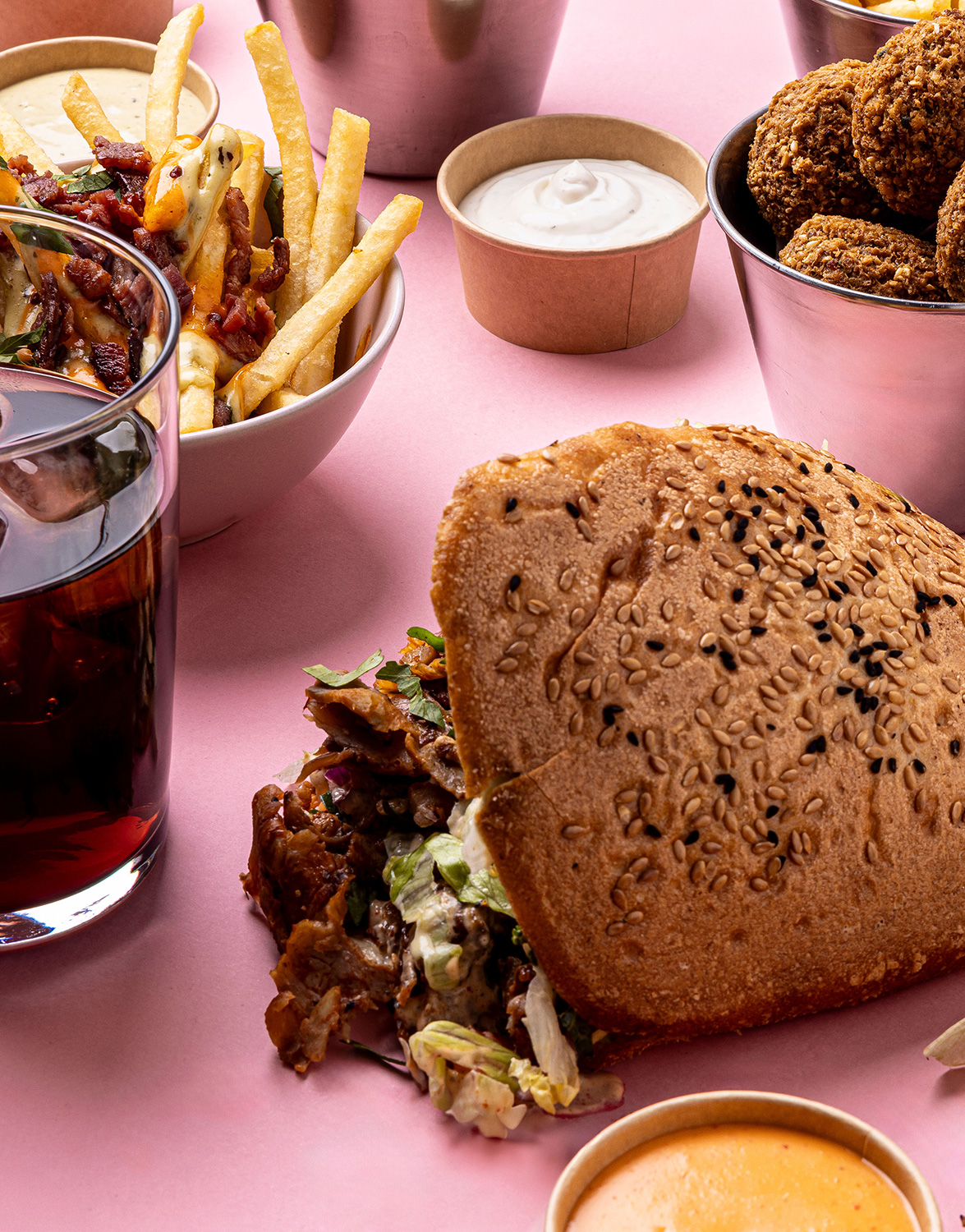 Tallrik med Le Kebab och tillbehör